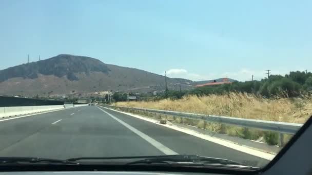 Вид из окна автомобиля водителя на машины на шоссе с видом на горные персики — стоковое видео