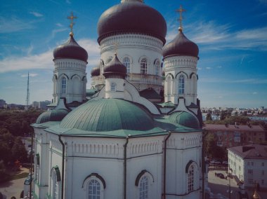 Ortodoks Kilisesi 'nin altın haçları, mavi gökyüzü.