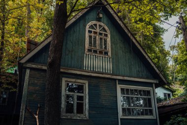 Bulutlu havada ormandaki köy evi. Köy evi. Ormanın ortasındaki bir apartmanda. Şehir dışında bir ev inşa edilmiş. Köydeki Rus evi..