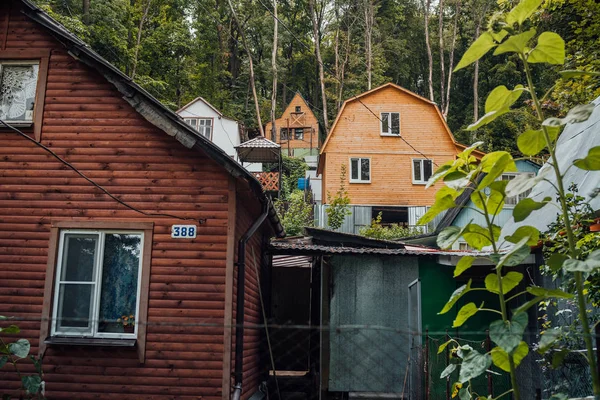 曇りの日に森の中の村の家。田舎の家だ。森の中の住宅ビル。都市の外に建てられた家。村にあるロシアの家. — ストック写真