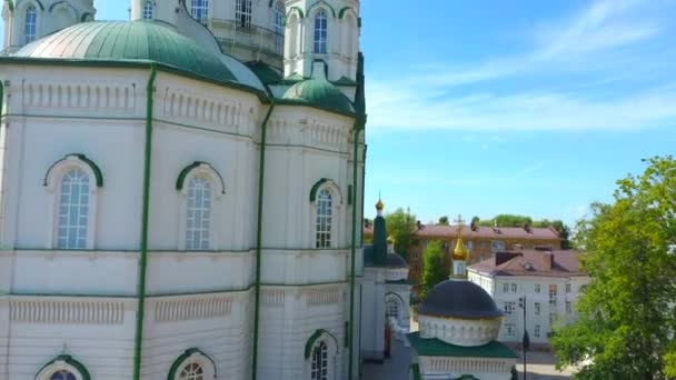 Domes met gouden kruisen van de Orthodoxe Kerk, blauwe lucht. — Stockvideo
