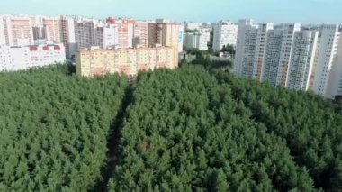 Evleri ve yolları olan şehir merkezinin insansız hava aracı görüntüsü