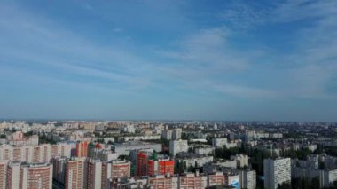 Evleri ve yolları olan şehir merkezinin insansız hava aracı görüntüsü