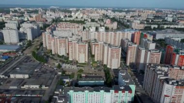 Evleri ve yolları olan şehir merkezinin insansız hava aracı görüntüsü