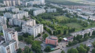 Evleri ve yolları olan şehir merkezinin insansız hava aracı görüntüsü