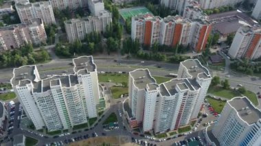 Evleri ve yolları olan şehir merkezinin insansız hava aracı görüntüsü