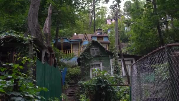 Dorpshuis in het bos bij bewolkt weer. Landhuis. Residentieel gebouw in het midden van het bos. Huis gebouwd buiten de stad. Russisch huis in het dorp. — Stockvideo