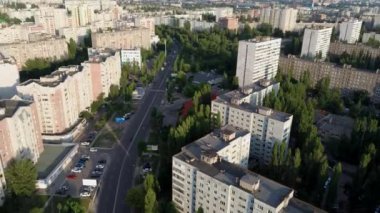 Evleri ve yolları olan şehir merkezinin insansız hava aracı görüntüsü
