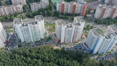 Evleri ve yolları olan şehir merkezinin insansız hava aracı görüntüsü