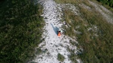 Doğada haritası olan gezgin bir kadın. Sırt çantası taşıyan sıradan bir kadın. Gezgin yalnız seyahat ediyor.