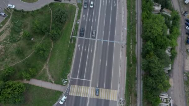 車の街では、道路上で、双方向のトラフィックを移動している。夏に道路上を移動する車の空中ビュー. — ストック動画