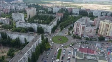 Evleri olan şehrin drone görüntüsü