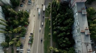 Evleri olan şehrin drone görüntüsü