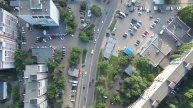 Evleri olan şehrin drone görüntüsü