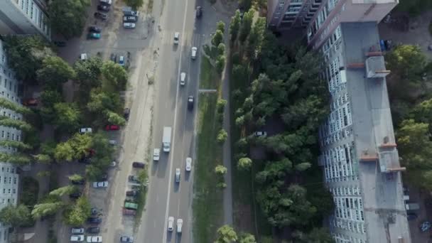 4k раз кадри Вид зверху на міські квартали, вид на вулиці з автомобілем — стокове відео