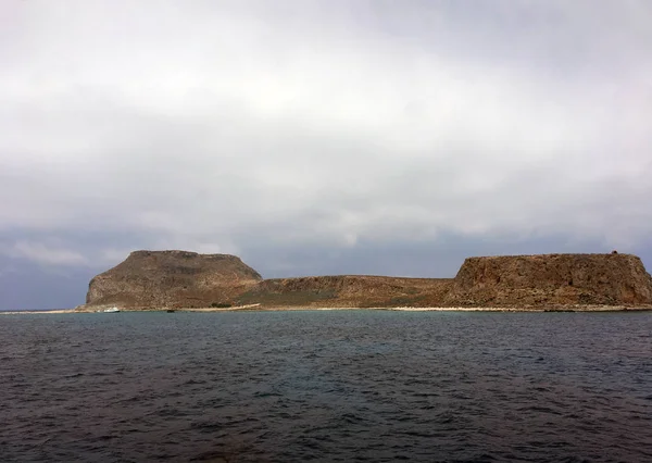 La isla de Gramvousa en Creta, Grecia en un clima nublado . — Foto de Stock