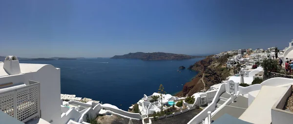 A beautiful village of Oia in Santorini, Greece. White architectural houses in greek village of Santorini on a sunny day. — Stock Photo, Image