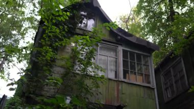Bulutlu havada ormandaki köy evi. Köy evi. Ormanın ortasındaki bir apartmanda. Şehir dışında bir ev inşa edilmiş. Köydeki Rus evi..