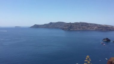 Yunanistan 'ın Santorini kentinde güzel bir köy. Güneşli bir günde Yunanistan 'ın Santorini köyündeki beyaz mimari evleri.