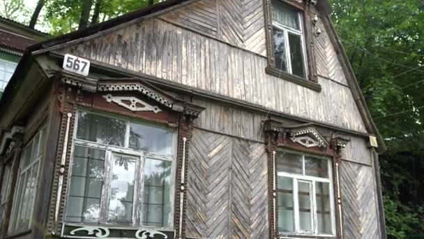 Dorpshuis in het bos bij bewolkt weer. Landhuis. Residentieel gebouw in het midden van het bos. Huis gebouwd buiten de stad. Russisch huis in het dorp. — Stockvideo