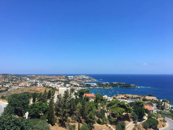 El lago Voulismeni en Agios Nikolaos. Una pintoresca ciudad costera con coloridos edificios alrededor del puerto en la parte oriental de la isla Creta, Grecia en un día soleado . — Foto de Stock