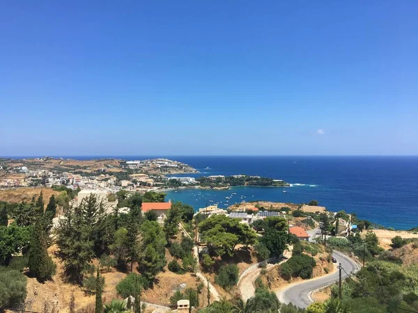 El lago Voulismeni en Agios Nikolaos. Una pintoresca ciudad costera con coloridos edificios alrededor del puerto en la parte oriental de la isla Creta, Grecia en un día soleado . — Foto de Stock