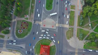 Şehir bloklarının Top View 'ının 4k' lik hızlandırılmış görüntüleri, araba trafiği olan caddelerin görüntüsü. Havadan üst görünüm