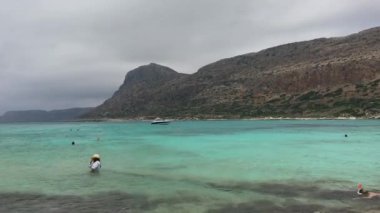 Yunanistan 'da plaj. Yunanistan sahilinde deniz köpüğü Phuket Tayland. Yunanistan 'ın egzotik cenneti Avrupa plajı. Yunanistan sahilinde huzurlu bir okyanus dalgası. Rahatlamak için mükemmel bir yer. Okyanus dalgası. Yunanistan 'da deniz dalgaları