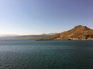 Tropikal manzara, mavi suyu ve tropikal ada dağları olan lagün ve kayaların arasında mavi suyu olan koylar. Deniz Burnu