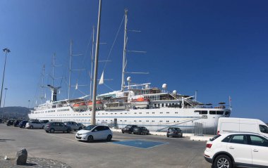 Santorini, Yunanistan 4 Ağustos 2019: Parlak güneşli bir günde limanda büyük bir turist gemisi. Yolcu gemisi limana demirledi. Konsept: turizm ve seyahat.