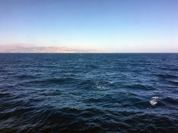 Tropikal manzara, mavi suyu ve tropikal ada dağları olan lagün ve kayaların arasında mavi suyu olan koylar. Deniz Burnu — Stok fotoğraf