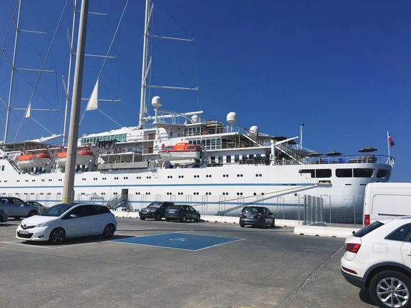 Санторіні, Греція 4 серпня 2019: величезний туристичний корабель в порту в яскравий сонячний день. Круїзне судно стикування в порту. Концепція: туризм і подорожний. — стокове фото