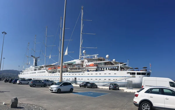 圣托里尼，希腊2019年8月4日：一艘巨大的旅游船在一个阳光明媚的日子在港口。游轮停靠在港口。概念：旅游和旅游. — 图库照片