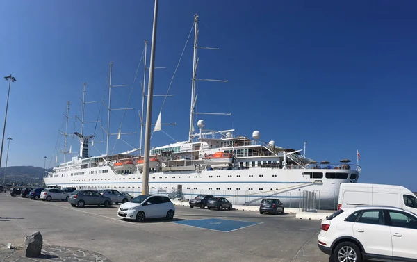 Santorini, Yunanistan 4 Ağustos 2019: Parlak güneşli bir günde limanda büyük bir turist gemisi. Yolcu gemisi limana demirledi. Konsept: turizm ve seyahat.