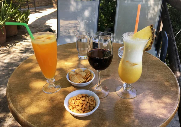 Освежающие летние коктейли с закусками на столе. Концепция жаркого лета . — стоковое фото