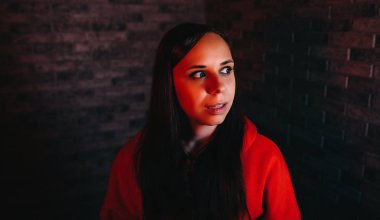 Kadın başka tarafa bakıyor. Güzel genç bayan başka tarafa bakıyor.