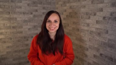 Kırmızı kapüşonlu güzel, duygusal bir kadın ellerinin yanaklarında olmasına sevinir..