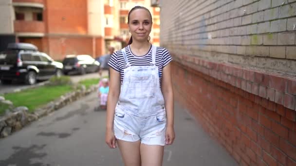 Retrato Jovem Caminhando Cidade — Vídeo de Stock