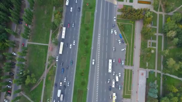 4k 시간 저속 촬영 도시 블록의 톱 뷰, 자동차 트래픽 과 도로의 모습 — 비디오
