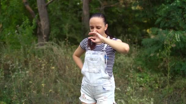 公園やあくびをする若い女性の肖像画 — ストック動画