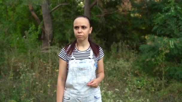 Portret Van Een Jonge Vrouw Die Het Park Loopt — Stockvideo
