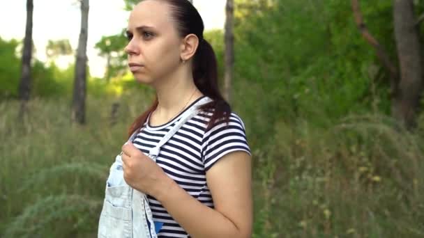 Retrato Joven Que Camina Por Parque — Vídeos de Stock