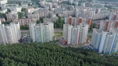 Evleri olan şehrin drone görüntüsü