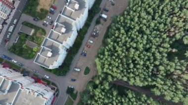 Modern binalarla şehrin insansız hava aracı görüntüsü 