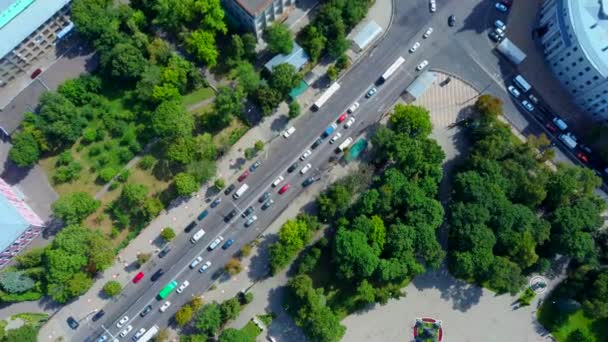 Blick von oben auf Häuserblocks, Blick auf Straßen mit Autoverkehr — Stockvideo