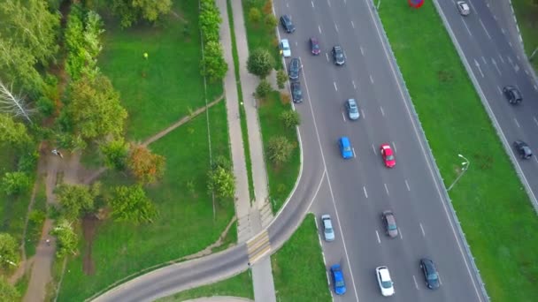 Top View of city blocks, view of streets with car traffic — Stock Video