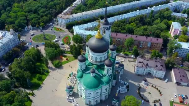 Goldene Kuppeln mit Kreuzen auf der christlich-orthodoxen Kirche leuchten an einem sonnigen Tag vor blauem Himmel. Christentum und orthodoxes Christentum. — Stockvideo