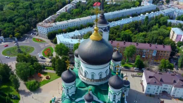 Gouden koepels met een kruis op de christelijk-orthodoxe kerk schitteren op een zonnige dag tegen de blauwe lucht. Christendom en orthodox christendom concept. — Stockvideo