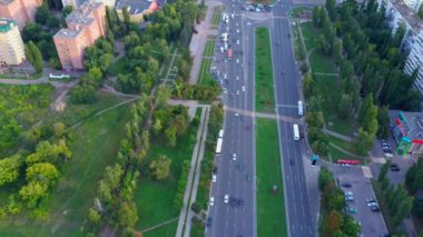 4k hızlandırılmış şehir bloklarının Top View görüntüsü, araba trafiği olan sokakları görüntüsü