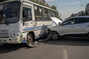 Voronezh, Rusya 16 Ağustos 2019: Sokakta korkunç bir kaza. Şehirdeki otobüs kazasından sonra hasarlı bir araba. Dikkatsiz sürüş konsepti.